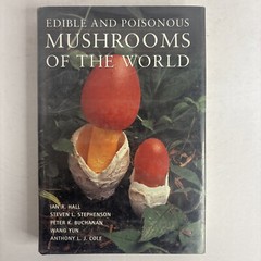 Edible and Poisonous Mushrooms of the World by Hall, Stepheson, Buchanan, Yun